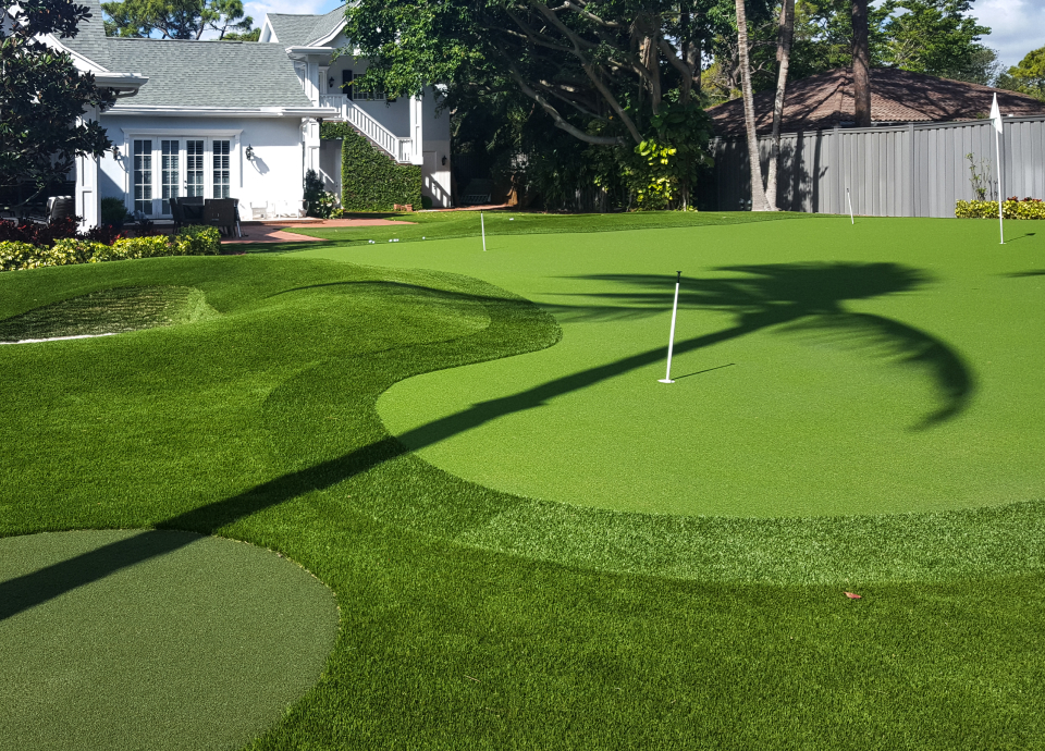 Synthetic Turf Backyard Putting Green with bunker